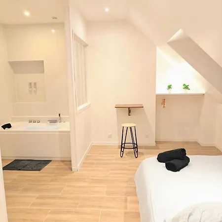 Romantique - Jacuzzi Prive, Wi-fi & Netflix A Lägenhet