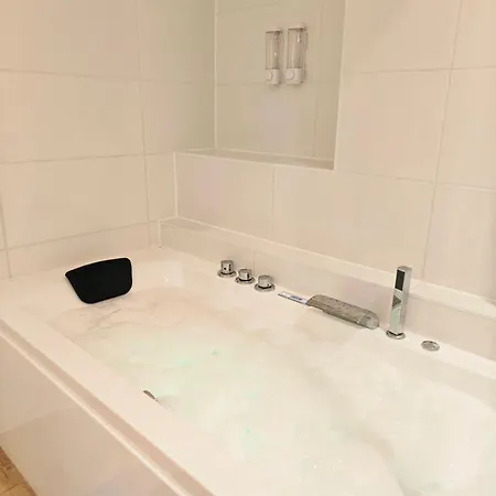 Romantique - Jacuzzi Prive, Wi-fi & Netflix A